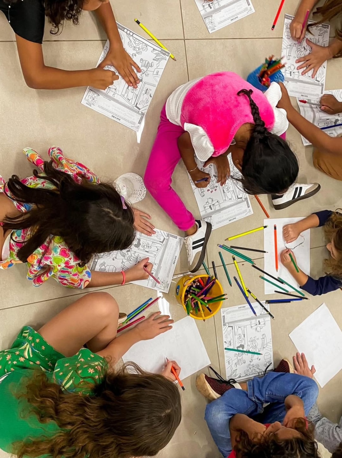 Professora com crianças em uma aula do ministério infantil